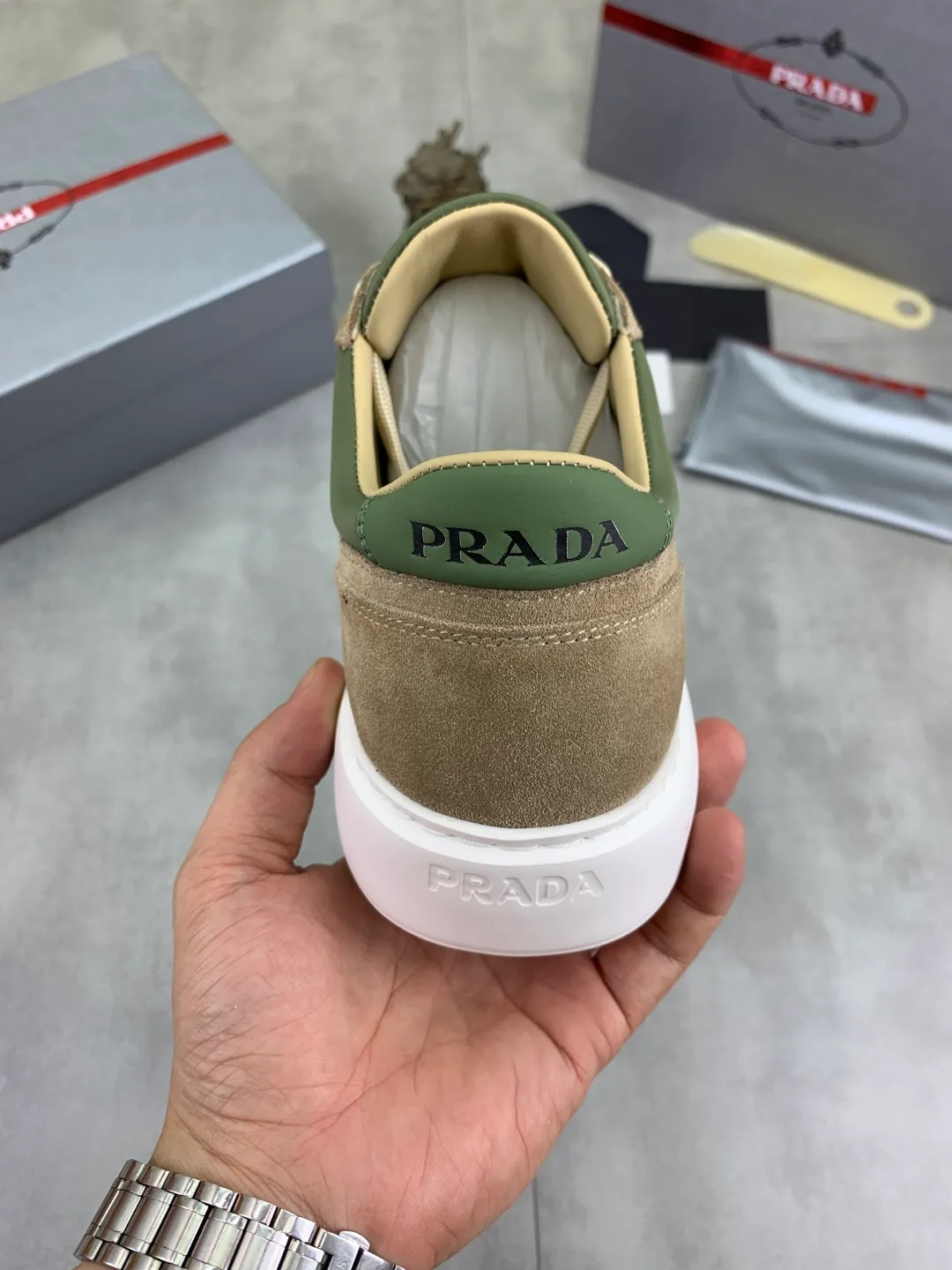 Men's shoes 💰P560💰 [New model] High version official website popular model is on the market, 🆘 Trendy brand (Prada) mainly promotes popular model, avant-garde and versatile fashionable men's shoes private version mold opening, cowhide surface splicing 1:1.. Stylish and simple, original imported cowhide lining cowhide feet; the atmosphere and personality are more fashionable, eye-catching and pursuing class. It will subvert the old idea and be a must-have for fashion trendsetters with you! Must keep it for yourself! Tall and comfortable, large and low, high-end quality workmanship. Code number: 38-44 5⃣️colors available.